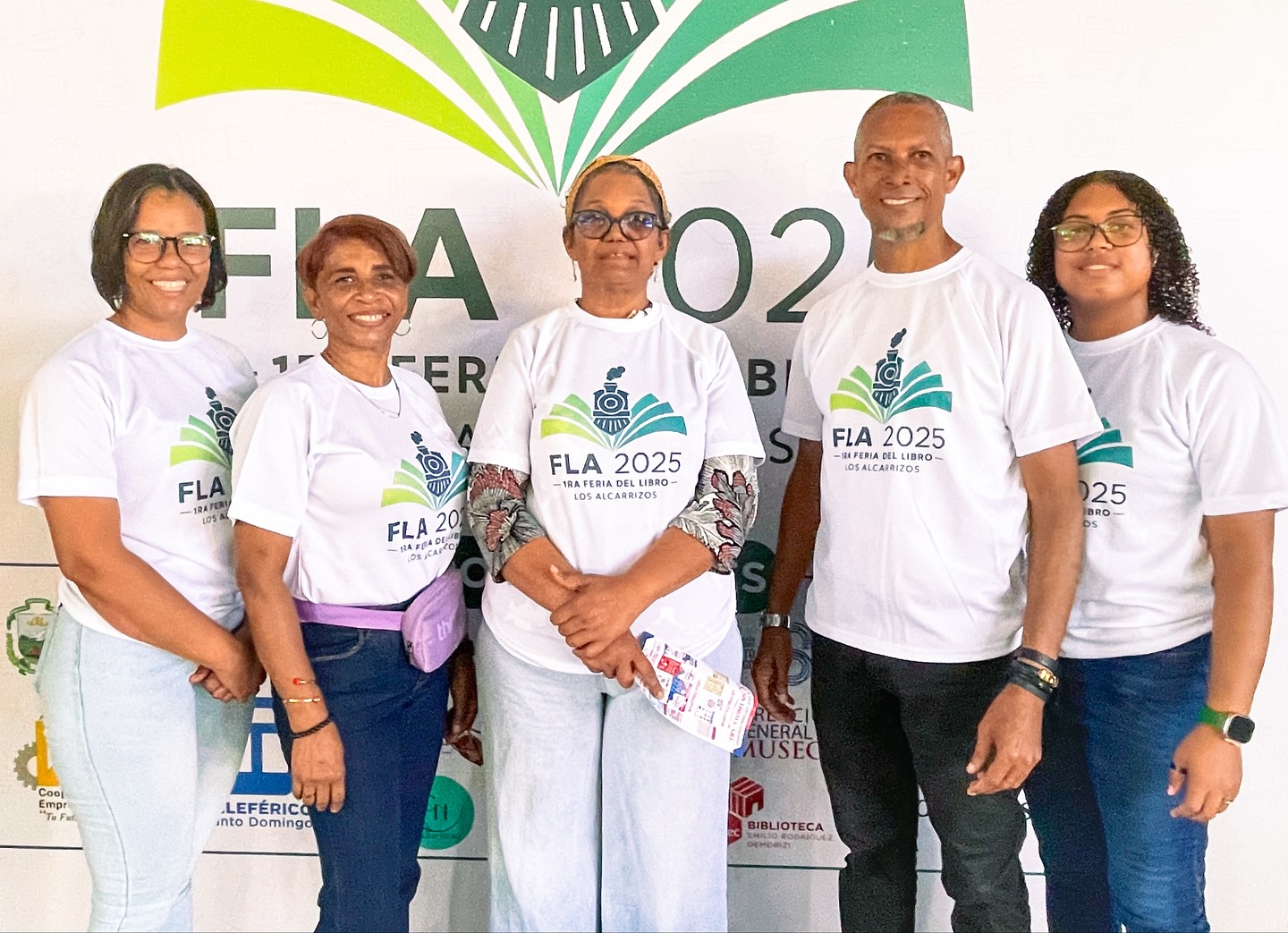 Hoy, sábado 8 de noviembre, nuestra alcaldesa Mirtha Elena Pérez @mirthaeperez_ visitó las instalaciones del Campamento Nazareno Dominicano, donde se está llevando a cabo la Primera Feria del Libro de Los Alcarrizos @ferialibrolosalcarrizos